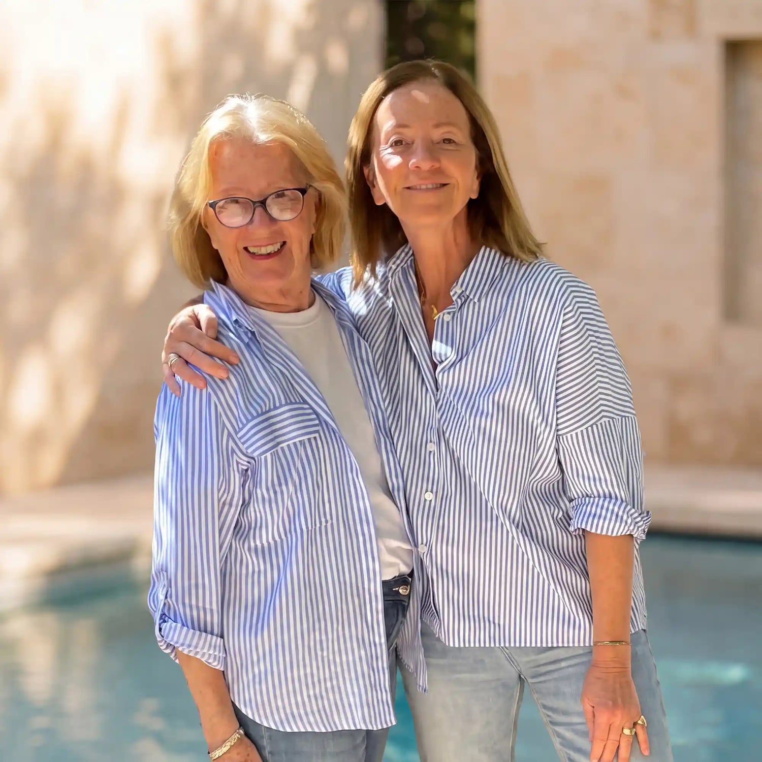 Le deux fondatrices Lovee souriantes en extérieur représentant la marque