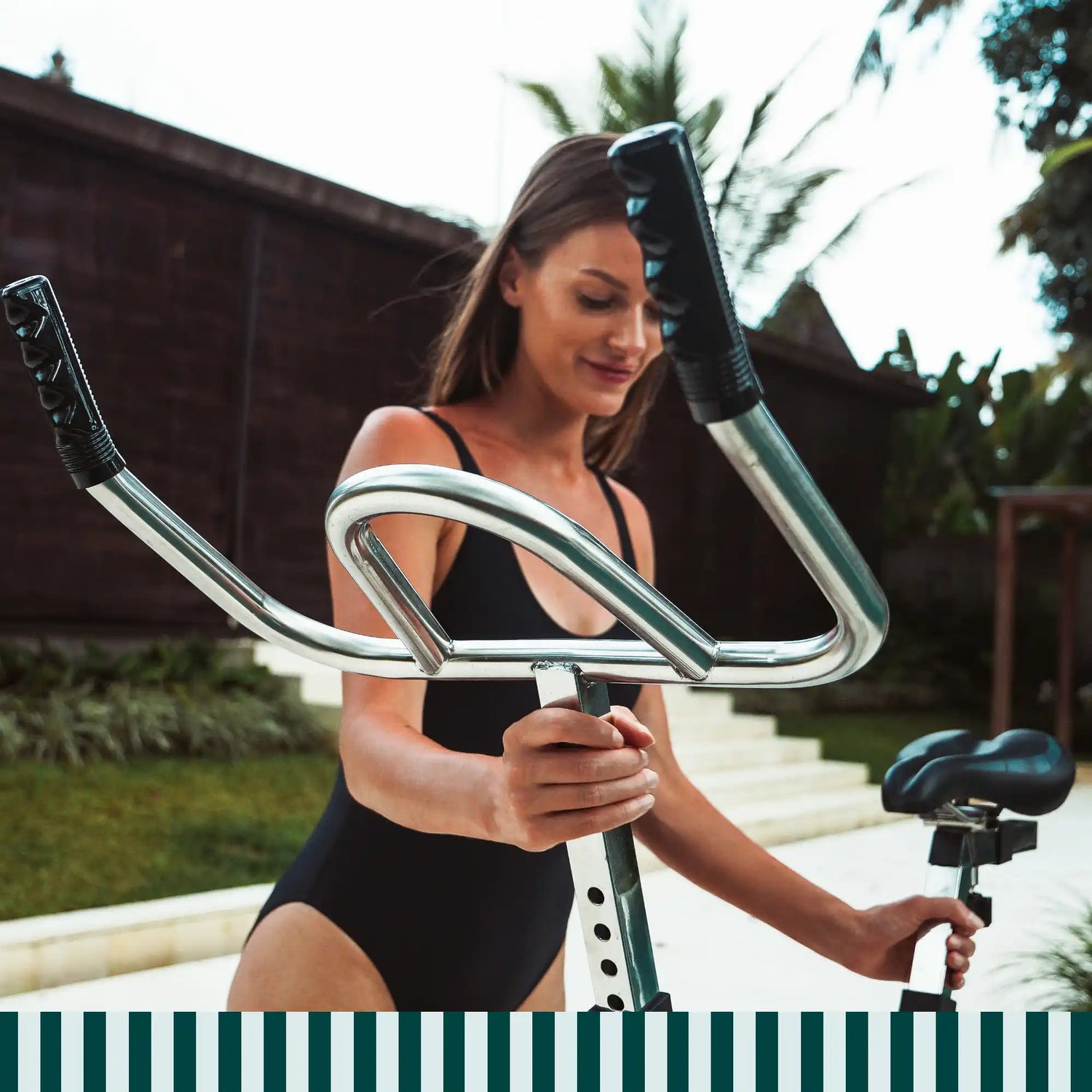 Frau trainiert mit dem Lovee Aquabike im Pool, ergonomischer Lenker und natürliche Haltung