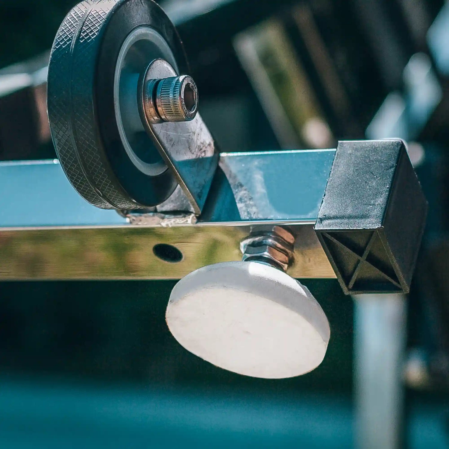 Patins blancs en caoutchouc pour aquabike avec protection du revêtement piscine.